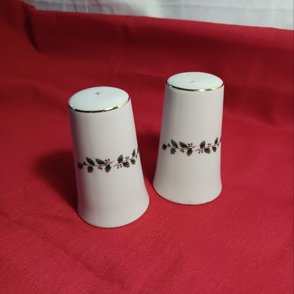 Christmas Sanyei Japanese Salt and Pepper Shakers - Picture 3 of 7